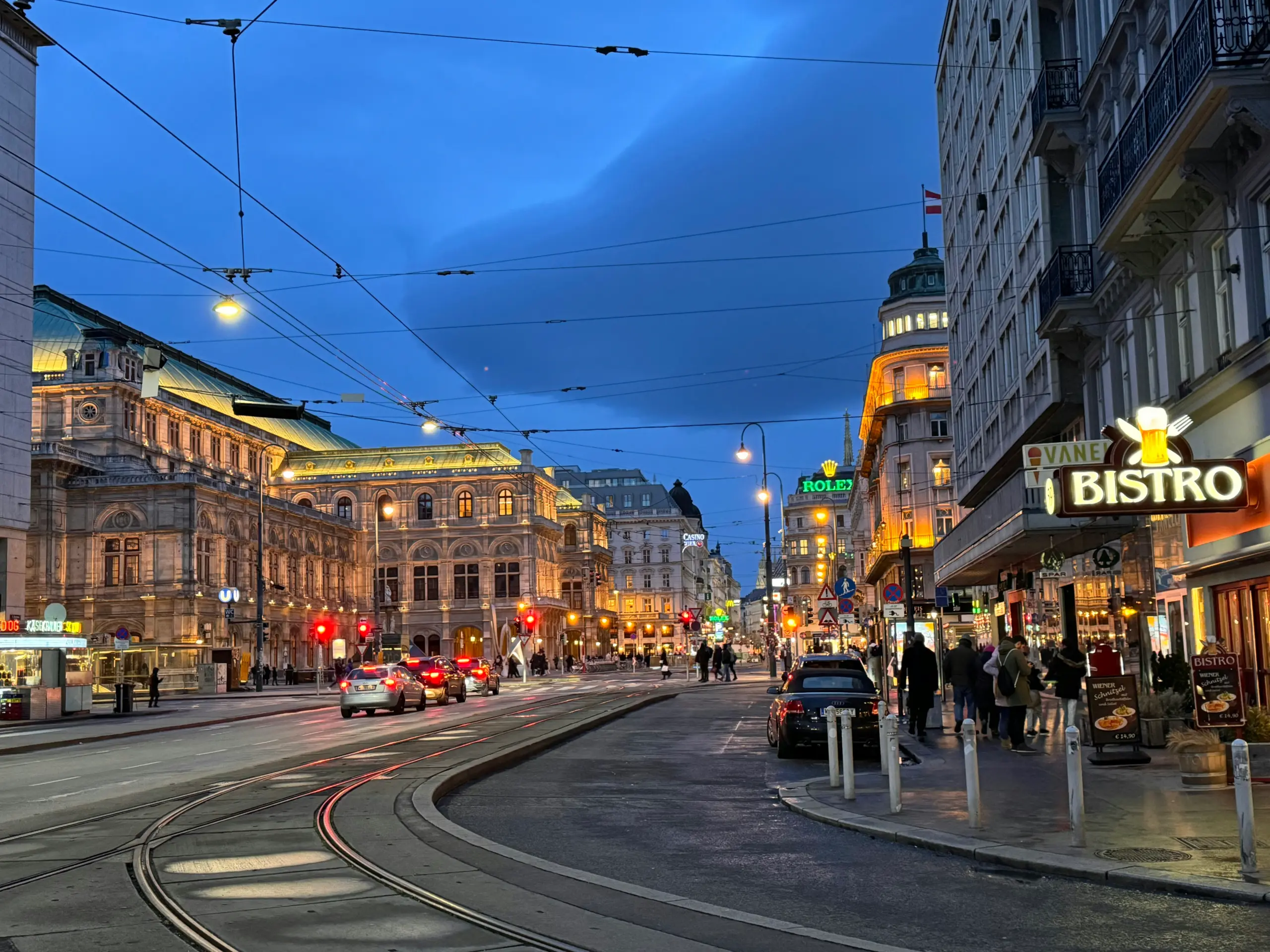 Verkehr auf der Wiener Ringstraße bei der Staatsoper