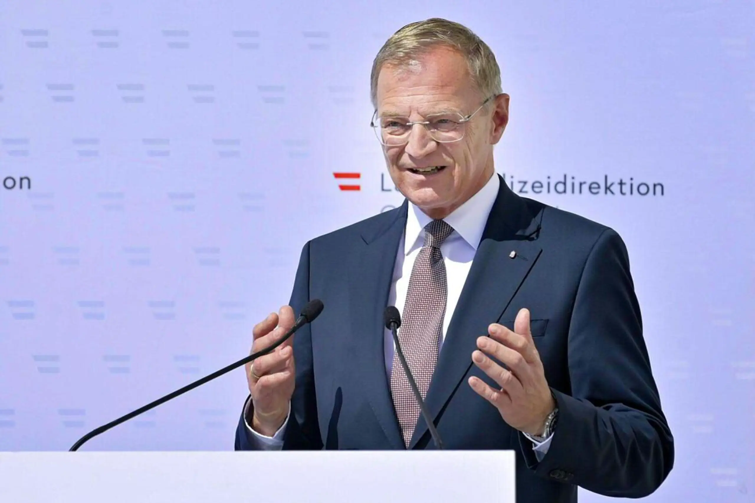 Stelzer bei einer Pressekonferenz im Juli
