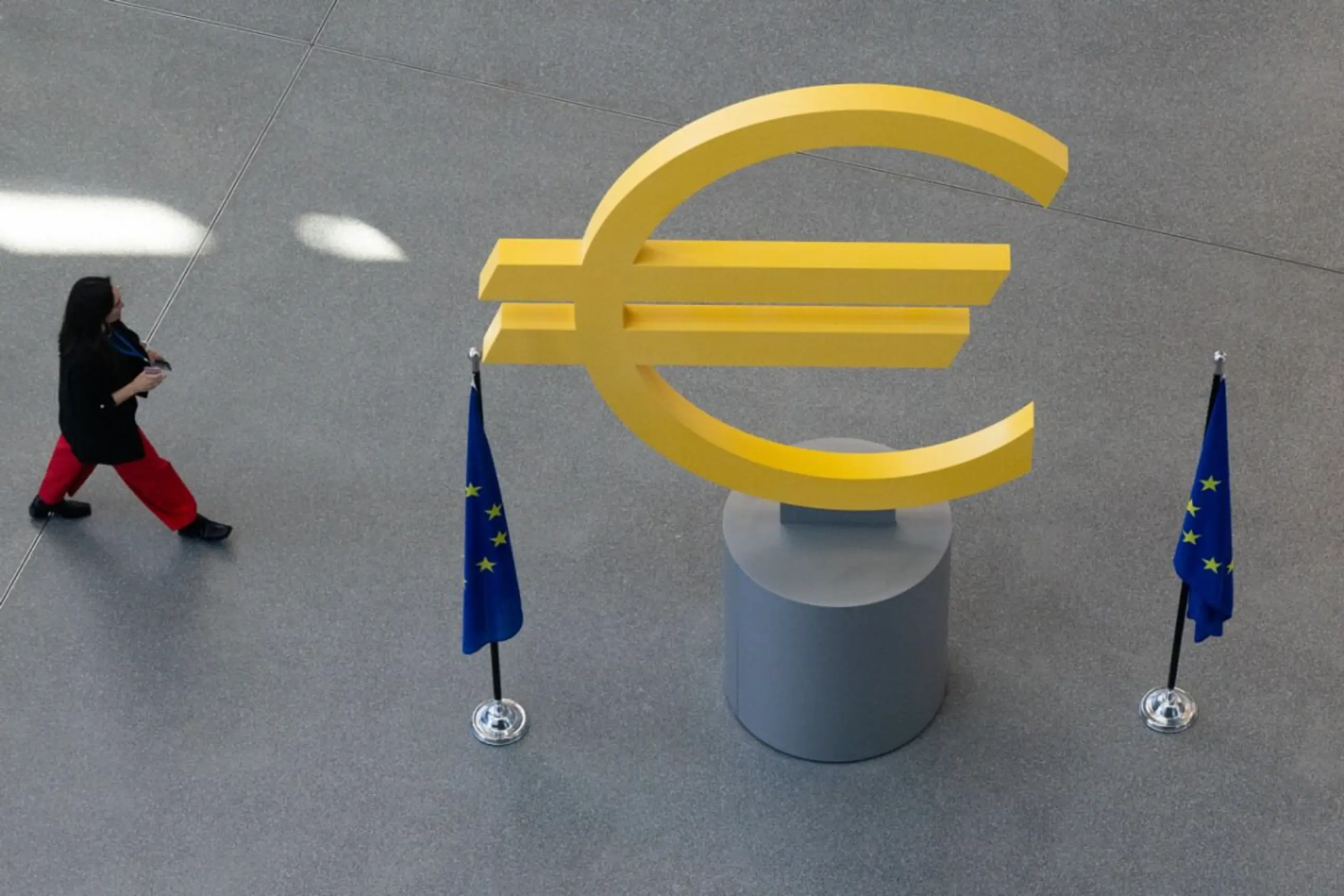 ++ ARCHIVBILD ++ Euro-Symbol in der Zentrale der Europäischen Zentralbank (EZB)