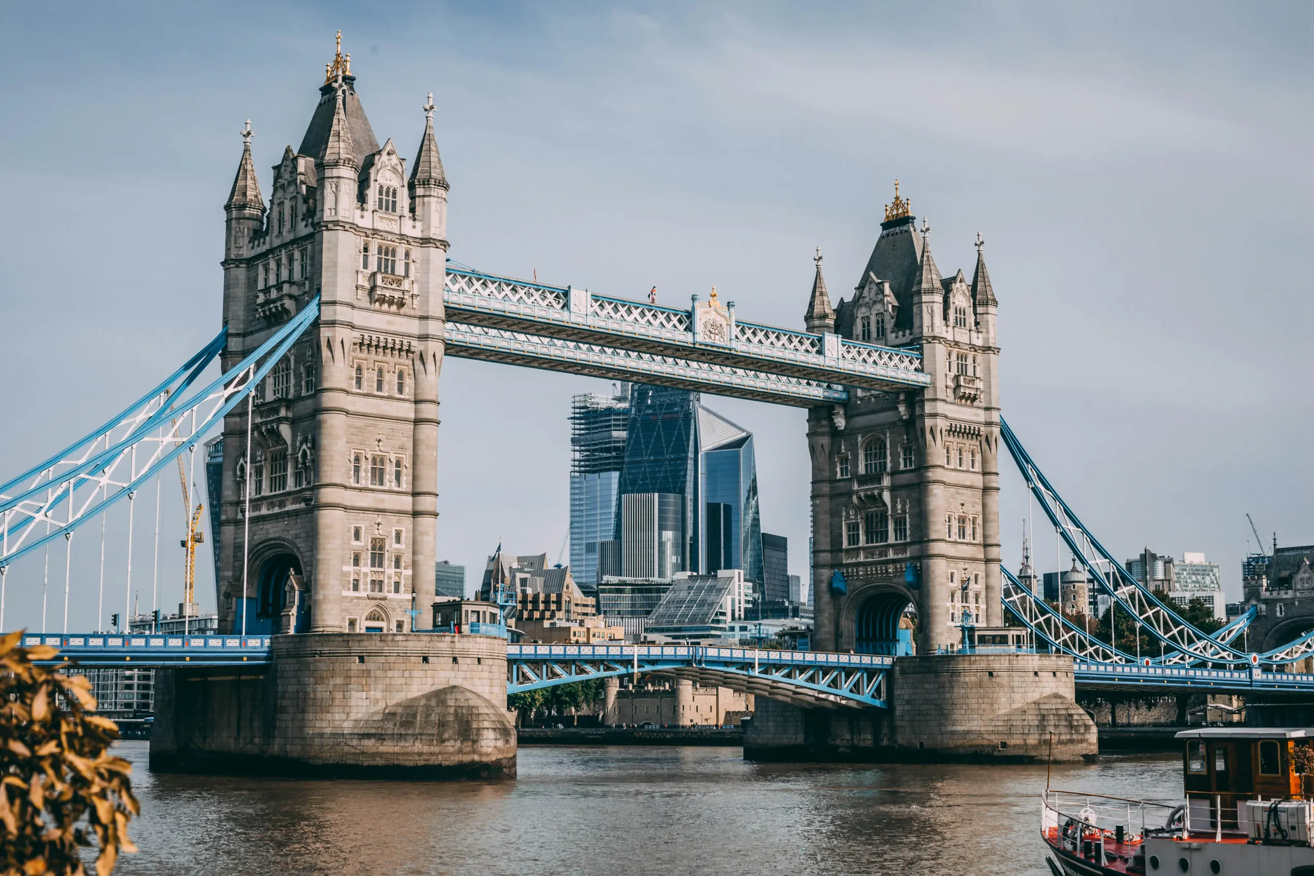 Tower Bridge und die Hochhäuser der City of London im Morgenlicht