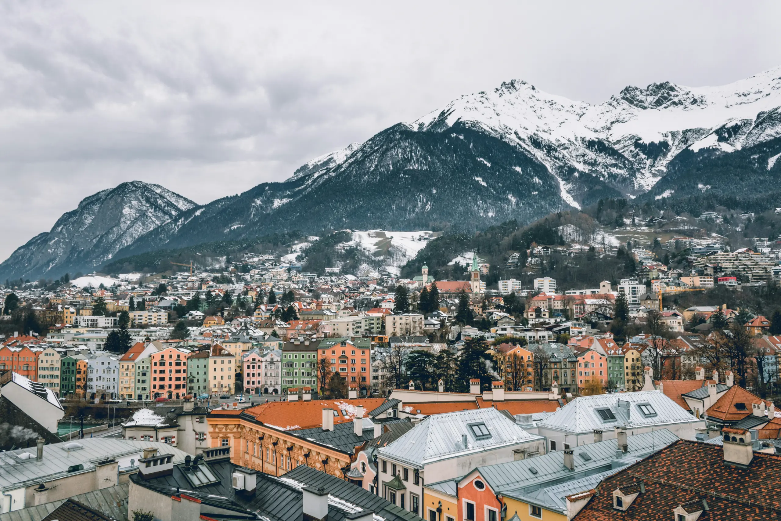 Innsbruck im Winter mit verschneiten Bergen