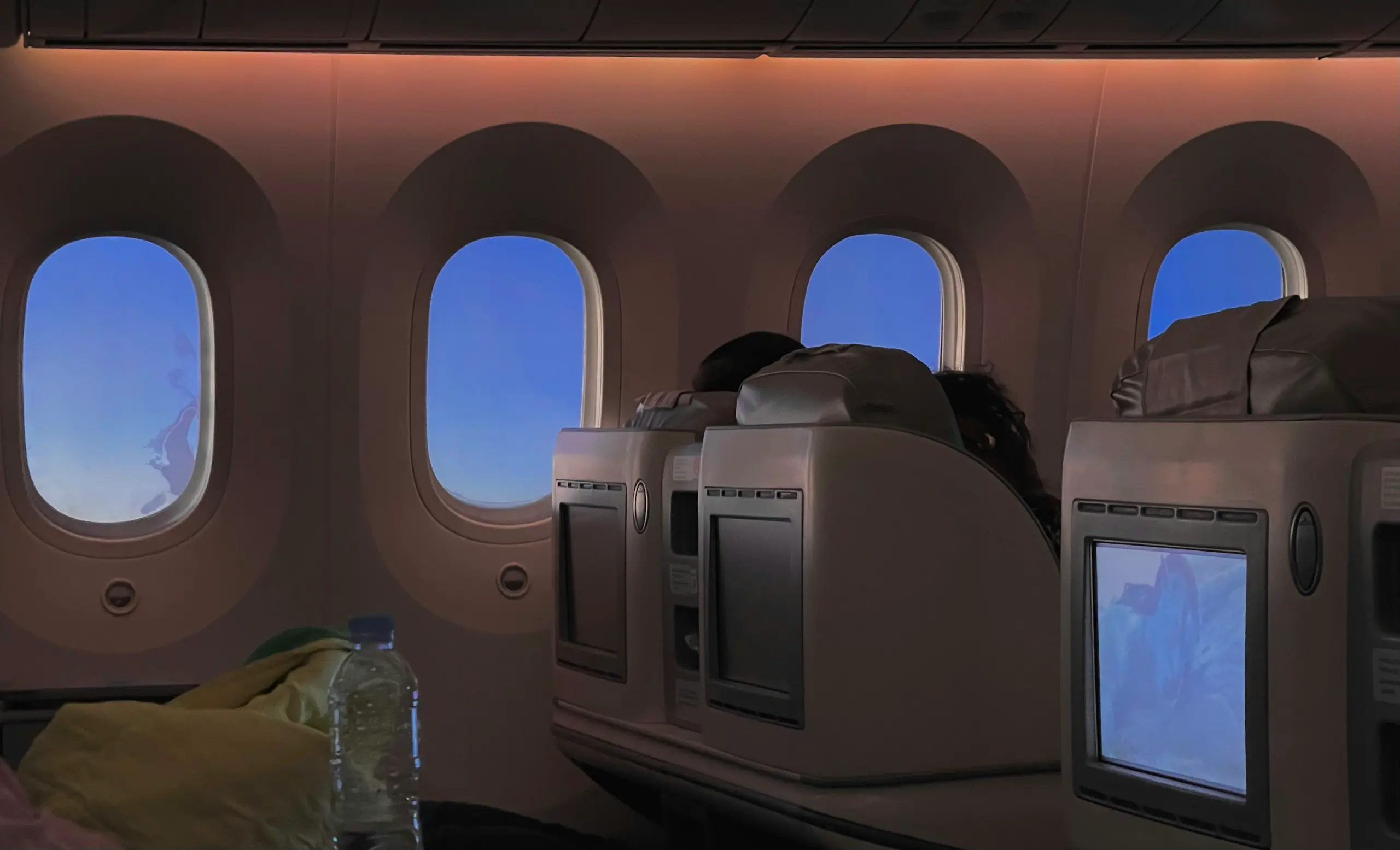 Sitze in der Business Class eines Langstreckenflugzeugs