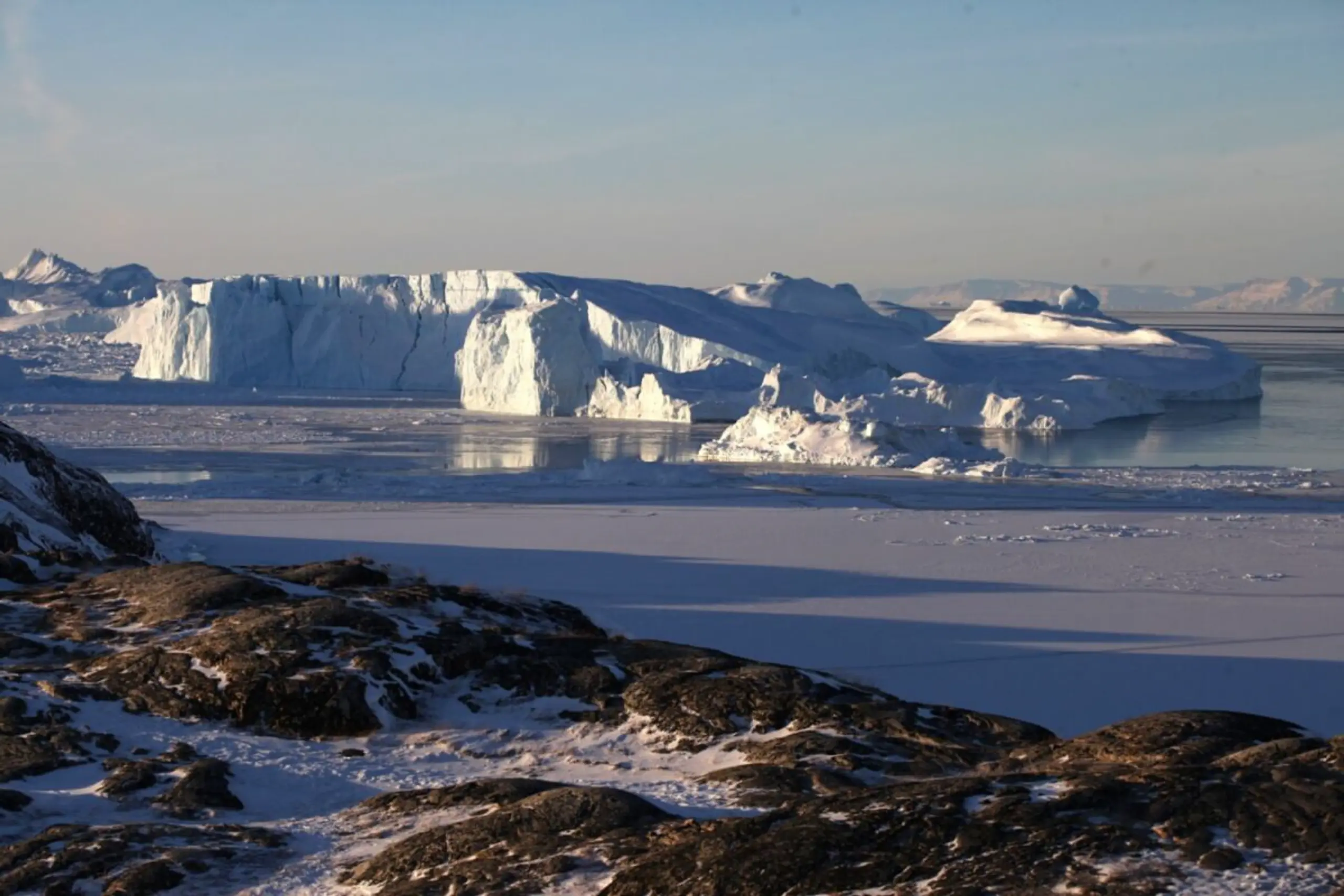 ++ ARCHIVBILD ++ Nach Ilulissat kommen Urlauber gern, um die Eisberge zu bestaunen