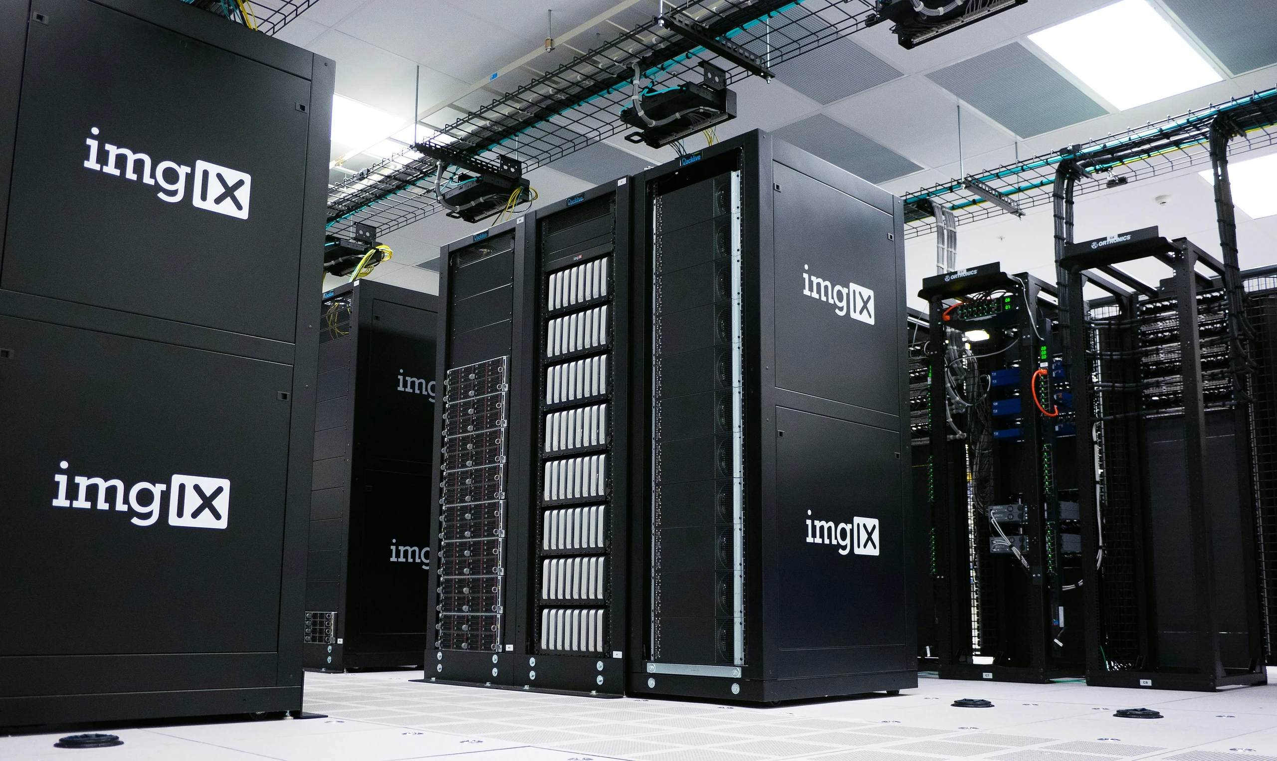 Reihen von Server-Racks in einem Rechenzentrum