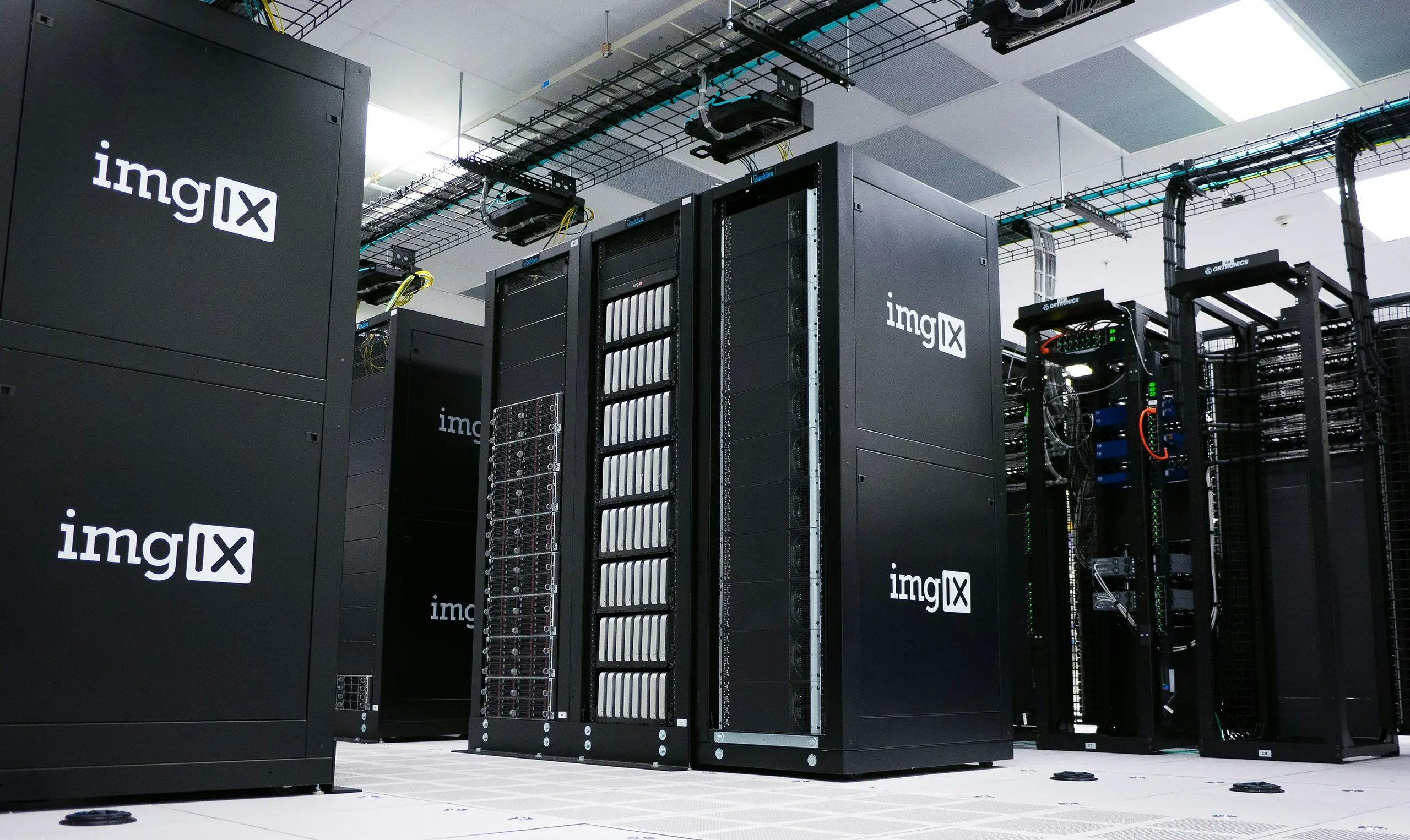 Reihen von Server-Racks in einem Rechenzentrum