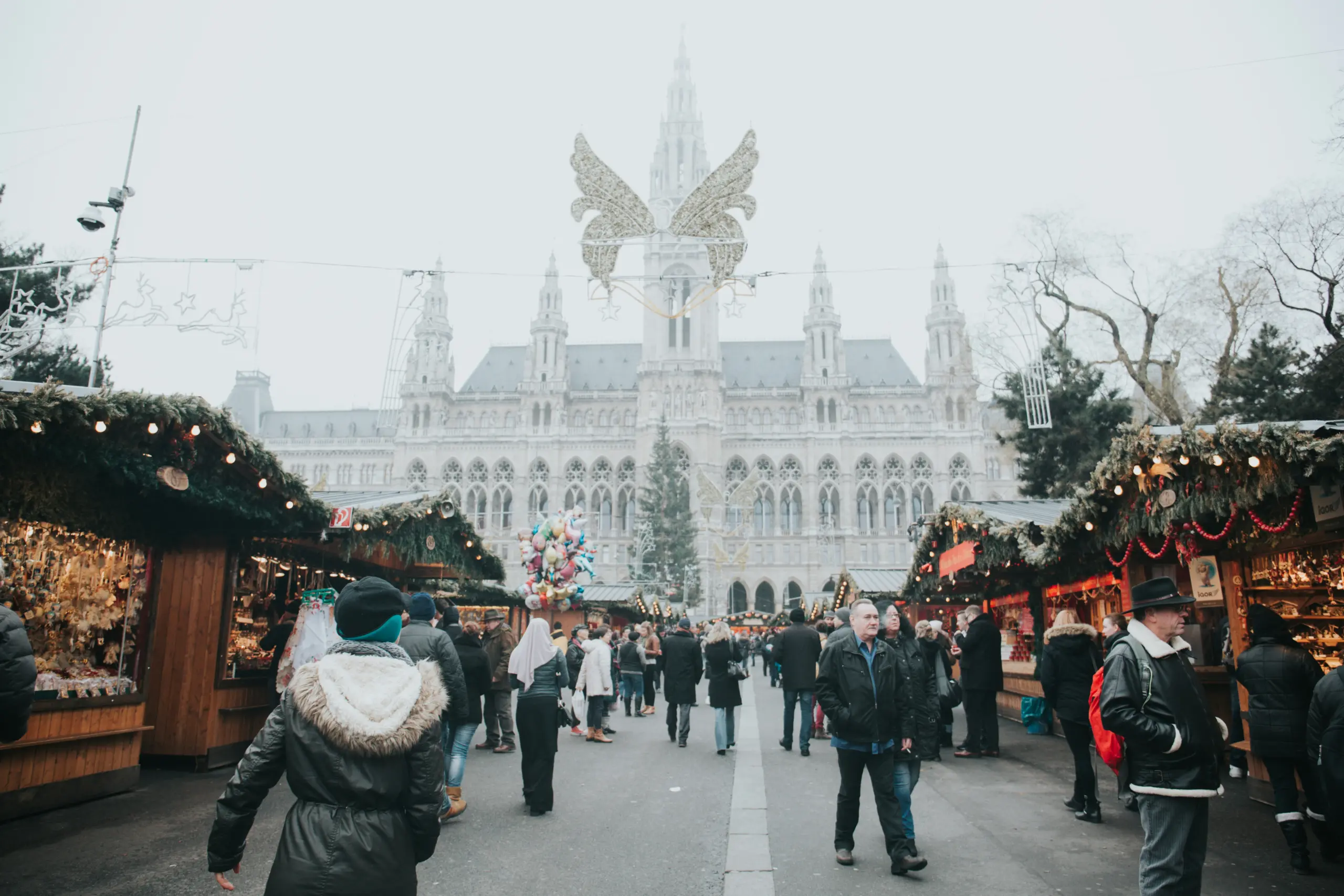 Besucherinnen und Besucher auf einem Weihnachtsmarkt in Wien