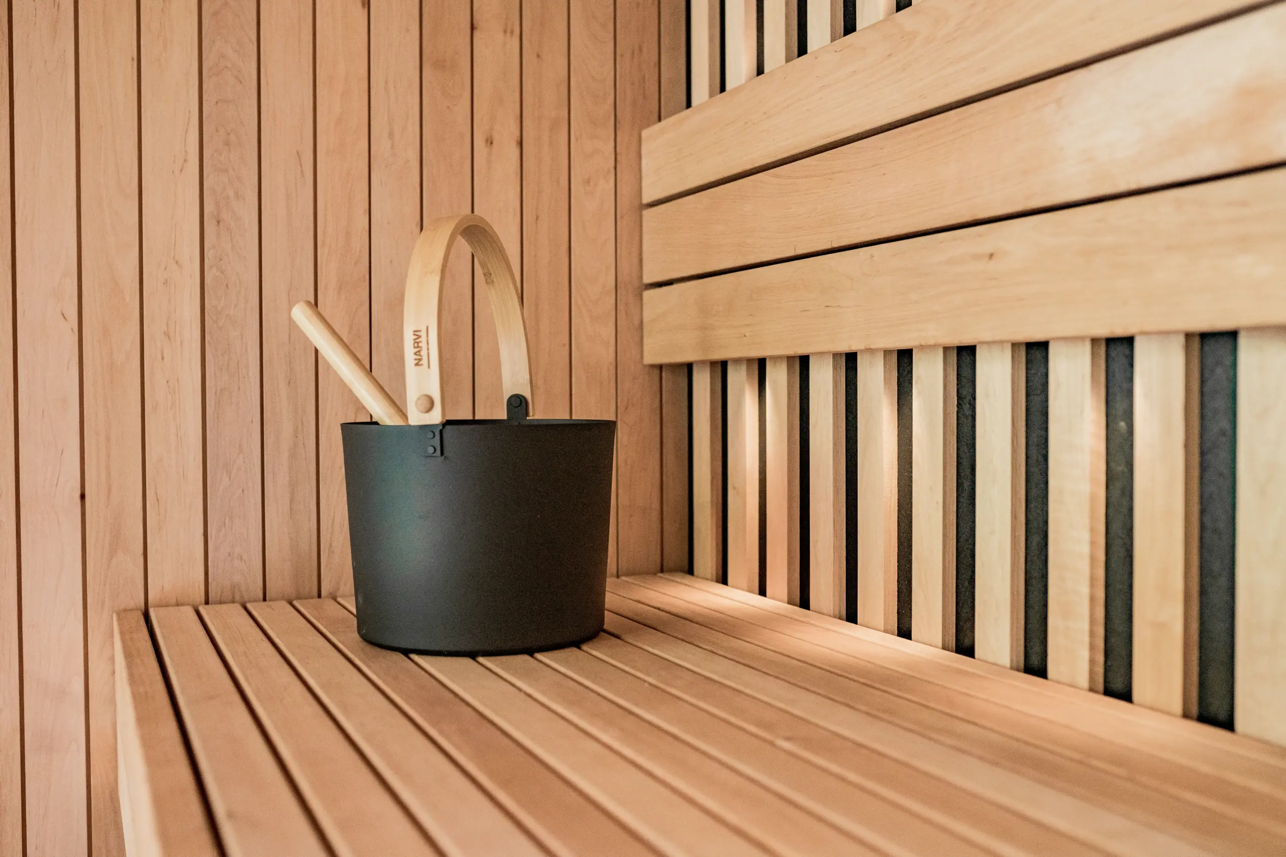 Holzsauna mit Kübel und Holzkellen